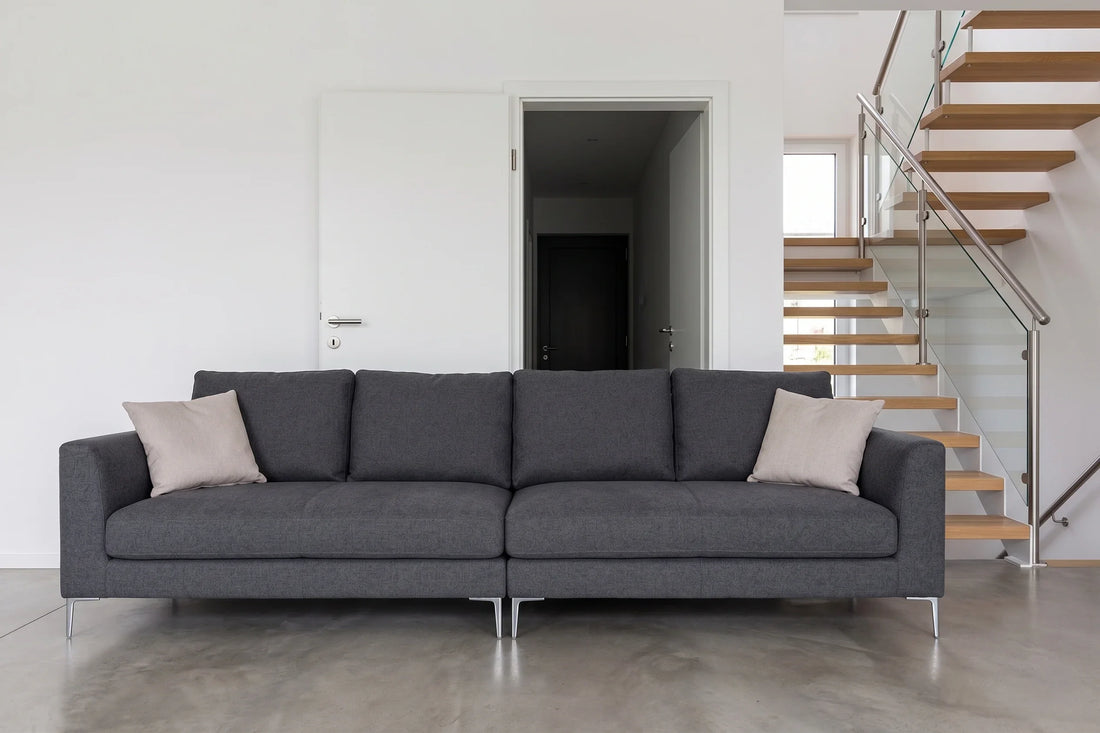Sofa durch die Tür oder das Treppenhaus