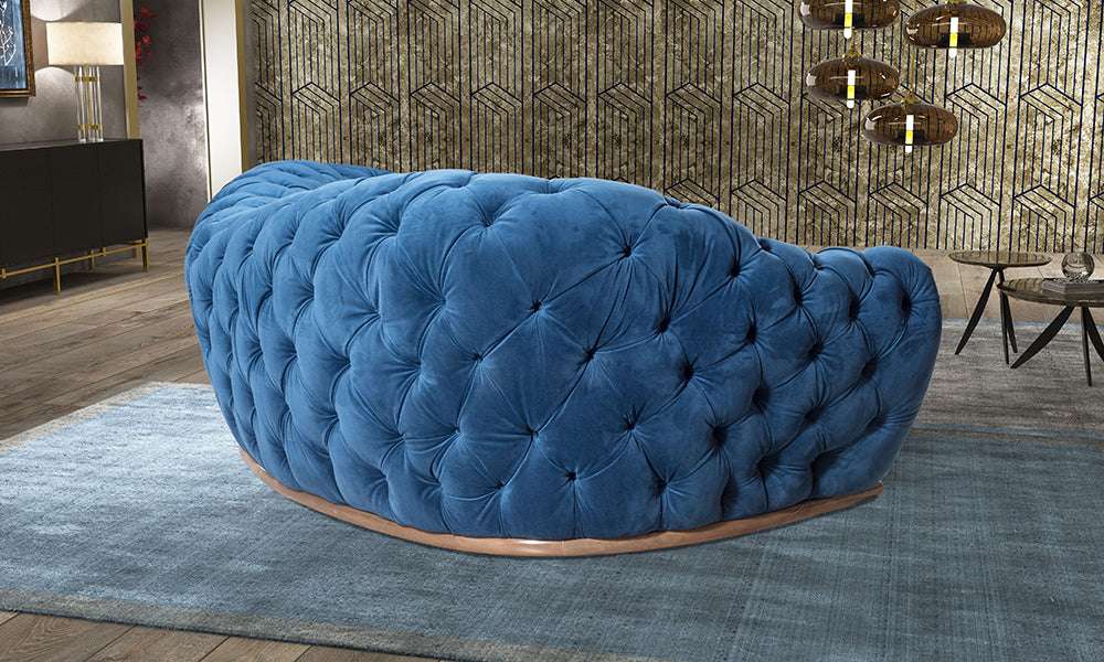 Luxuriöses Chesterfield Sofa Dubai mit Gänsedaunenrücken und robusten Holzfüßen