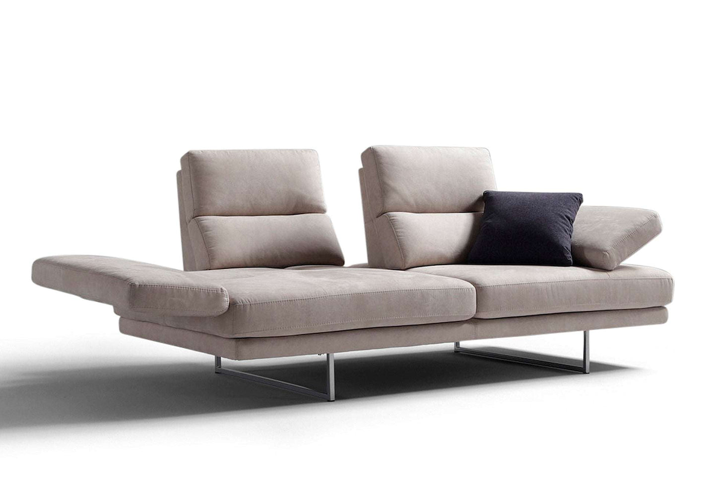 Modernes Lyon Stoffsofa in Grau mit breiten Armlehnen und schlichter Linienführun